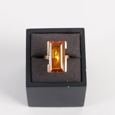 BAGUE EN OR ET CITRINE Bague en or jaune 18k, poinçon tête d…