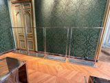 une photo d'une pièce aux murs verts et au parquet