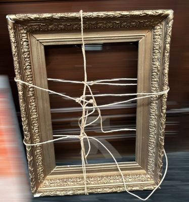 Deux cadres, stuqué doré 63 x 49 cm et bois sculpté 49 x 39 …