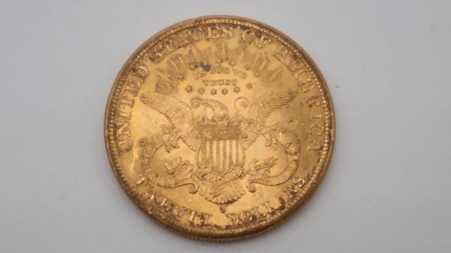 Une pièce de monnaie en or à valeur faciale de vingt dollars USA ...