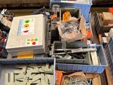 un tas d'objets assortis posés sur le sol