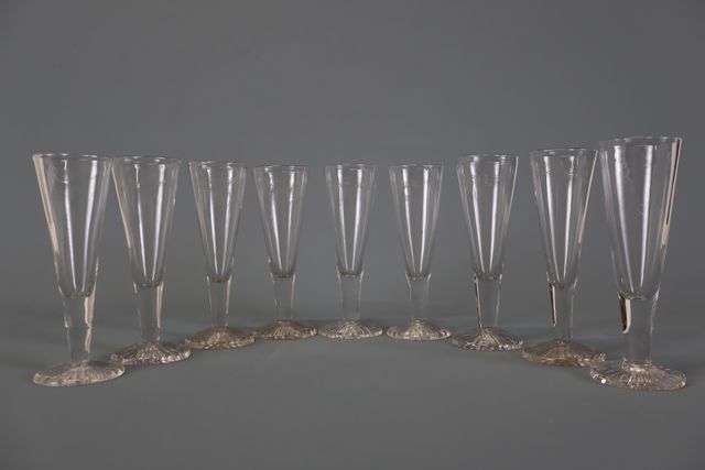 Suite de 9 flûtes à champagne en cristal épais 
