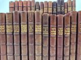 de nombreux livres anciens alignés les uns à côté des autres sur une étagère