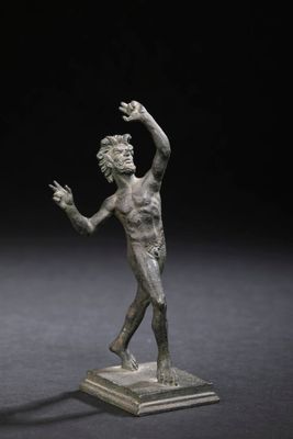 une image représentant une statue en bronze d'un homme tenant une raquette de tennis