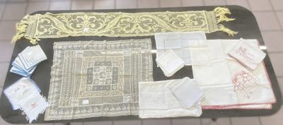 1 nappe (usures et tâches), dim : 100 x 100 cm + 1 petite na…