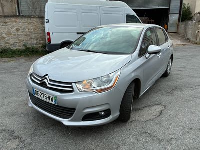 une voiture argentée garée dans un parking
