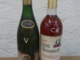 deux bouteilles de vin posées sur une table l'une à côté de l'autre