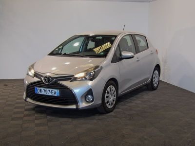 La Toyota Yaris est garée dans le showroom, au showroom.