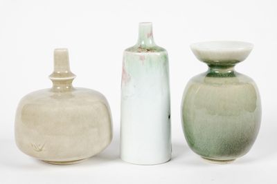 Pierre DEVIE (1938) : Suite de trois petits vases en porcela… - Photo 1