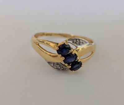 bague en or jaune avec saphir bleu et diamants