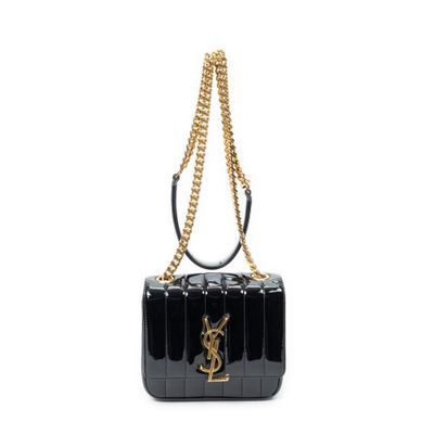 Petit sac noir verni Saint Laurent avec bandoulière en chaîne dorée