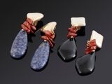 trois paires de boucles d'oreilles en pierre bleues et blanches rehaussées de touches dorées