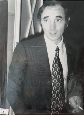 une photo en noir et blanc d'un homme en costume-cravate