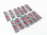 plusieurs motifs de fleurs roses et bleues sur un fond blanc
