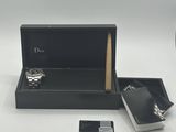une boîte noire contenant une montre et un briquet
