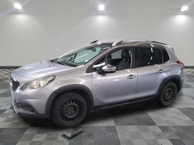 la voiture argentée est garée dans le garage sur un sol en damier
