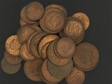 un tas de pièces posé sur une surface noire