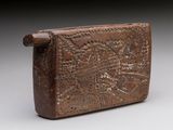 un gros plan d'un petit objet marron sur une surface blanche