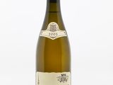la bouteille de vin est posée sur une surface blanche