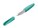 un gros plan d'un stylo à pointe verte sur fond blanc