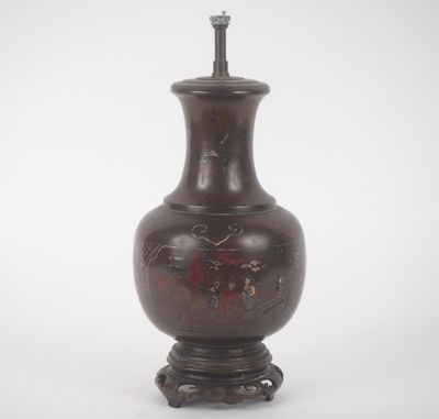 un vase brun posé sur une table