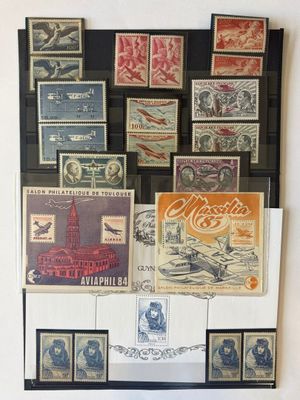 de nombreux timbres différents sont exposés sur le mur de cette pièce