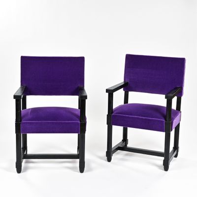 une paire de chaises violettes sur fond blanc