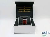 une boîte ouverte contenant un flacon de parfum