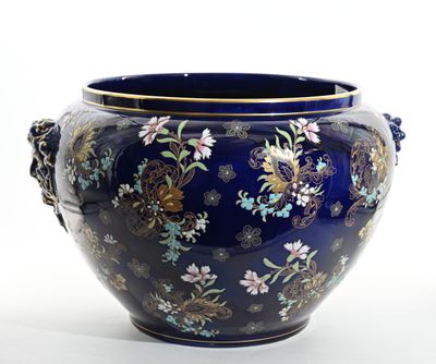 un grand vase bleu orné de fleurs et d'oiseaux