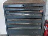 une armoire à outils en métal surmontée de cinq tiroirs