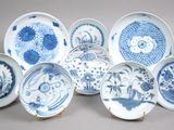 de nombreuses assiettes bleues et blanches ornées de motifs
