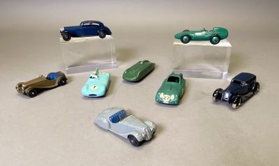 plusieurs petites voitures sont alignées sur une table