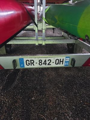 deux canoës sur une remorque munie d'une plaque d'immatriculation