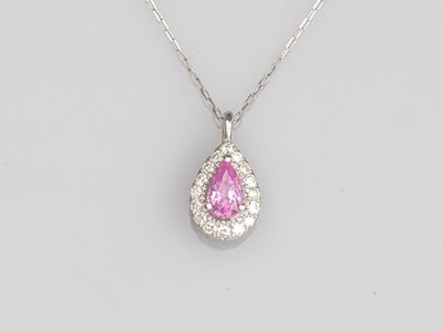 un pendentif en saphir rose et diamants, monté sur une chaîne en argent
