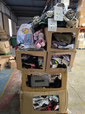 un carton contenant des articles pour bébés dans un grand entrepôt