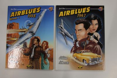 deux livres posés sur une surface blanche, avec une photo d'un homme et d'une femme devant un avion