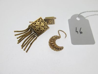 un gros plan sur un collier et une boucle d'oreille avec une étiquette de prix