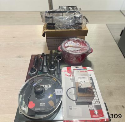 un grand nombre d'objets posés sur une table