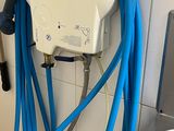 un tuyau bleu fixé au mur à côté d'un évier