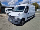 une camionnette blanche garée sur le parking