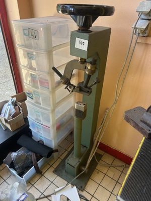 une machine posée sur le sol d'une pièce