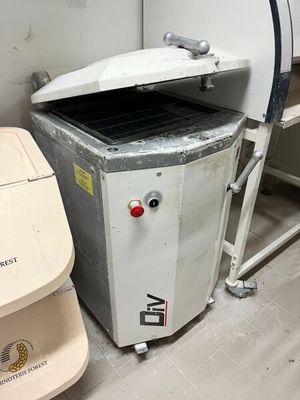 une machine posée à côté d'une poubelle