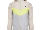 une veste blanche et jaune munie d'une capuche