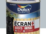 un pot de peinture pour bois Duluxx avec un chien noir en arrière-plan
