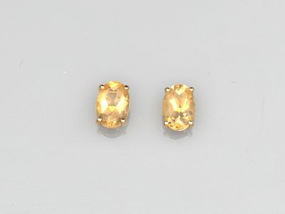 une paire de boucles d'oreilles à clous en saphir jaune
