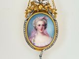 une photo d'une femme portant un collier de perles suspendu à une chaîne