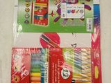 un paquet de crayons de couleur posé sur une table