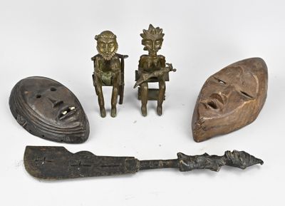 trois figurines en bronze représentant des personnes assises sur un banc, à côté d'un couteau et d'autres objets