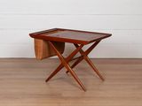 une image représentant une petite table en bois sur laquelle est posé un panier