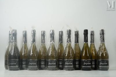 des bouteilles de vin sont alignées sur une table